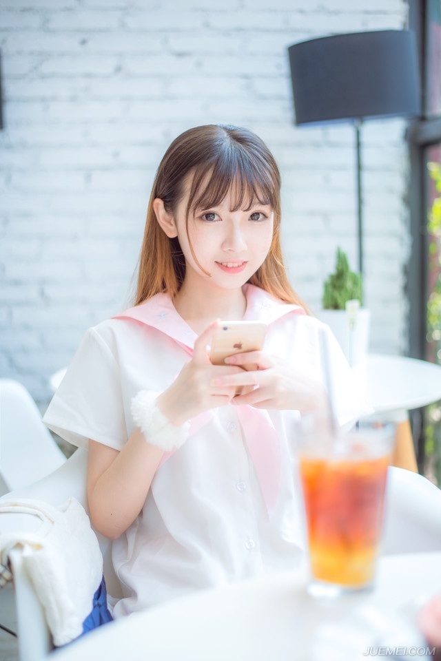 很远了，还看到你挥动的手，也许不是你，但我宁愿相信是你。纵使你的足迹踏遍天涯海角，走过千山万水，我将永远记住你。